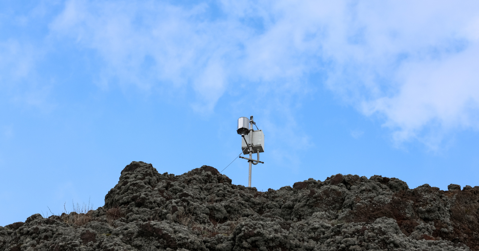 Scientists covered the summit of Kilauea with 1,815 seismic sensors in a single season, recorded roughly 35,000 small earthquakes within 30 kilometres, and gathered 192 million waveforms to help map the ground beneath a volcano that drew over 1.6 million visitors last year.