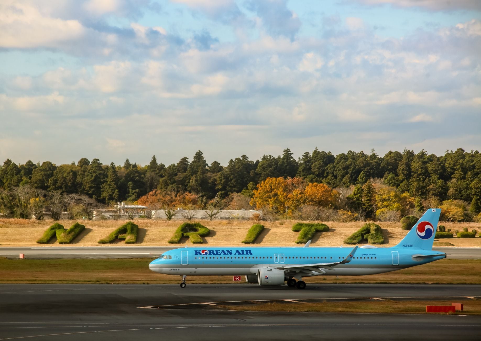 Japan’s Narita Airport opened in 1978 with one runway instead of the three in its master plan after fierce resistance from local farmers. Nearly 50 years later, farmer Takao Shito still grows vegetables on land enclosed by the airport, forcing a taxiway to curve around his fields. The second runway initially opened 320 metres short of its planned length—though it was finally extended in 2009—as jets continued taxiing past the farm.